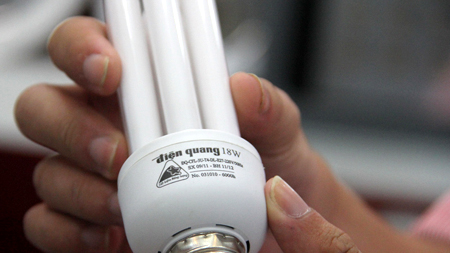 Ngành điện khuyến nghị nên thay bóng đèn sợi đốt (đèn tròn) bằng bóng đèn compact để tiết kiệm điện.